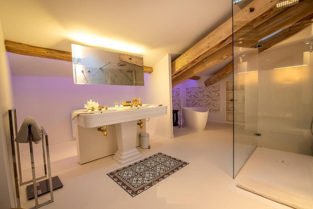 Suite Acacias | Bathroom | Eco-friendly toiletries, hair dryer, bathrobes, towels