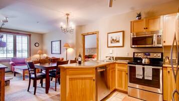 Een koelkast, een magnetron, een oven, een kookplaat