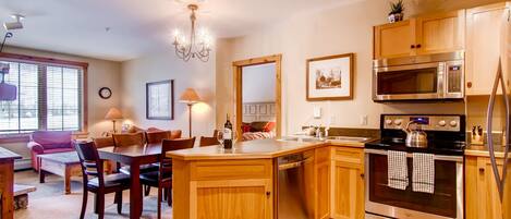 Refrigerador, microondas, horno, placa de cocina