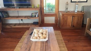 House, 5 Bedrooms | In-room dining