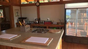 Casa, 5 dormitoris | Cuina privada | Frigorífic gran, forn, placa de cuina i bullidora elèctrica