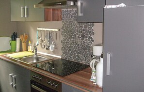 Kühlschrank, Mikrowelle, Herdplatte, Wasserkocher mit Kaffee-/Teezubehör