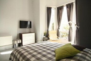 Iron/ironing board, free WiFi, bed sheets - The Clarence Park - Hostel (Toronto)