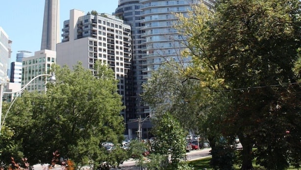 Un paysage urbain avec des bâtiments modernes et une tour imposante.