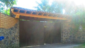 Una entrada con muro de piedra y tejado de baldosas.