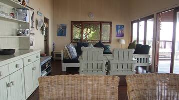 House, 5 Bedrooms | Living area