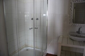 House, 5 Bedrooms | Bathroom | Shower - Mar Azul 6 (Ponta d'Ouro)