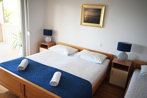 Skrivbord, mörkläggningsgardiner, strykjärn/strykbräda och gratis wi-fi