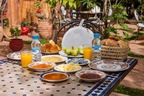 Frokost, lunsj og middag serveres