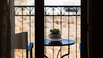 Suite, balkon, uitzicht op zwembad | Kameruitzicht