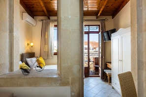 Suite, balcón, vistas a la piscina | Escritorio, sistema de insonorización, wifi gratis y ropa de cama
