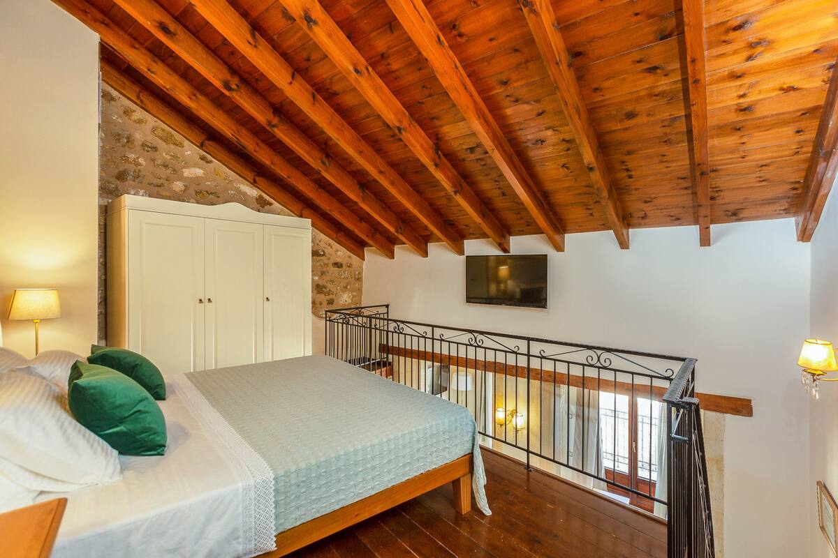 Superior Duplex, Balcony, Pool View | Desk, soundproofing, WiFi (free), bed sheets