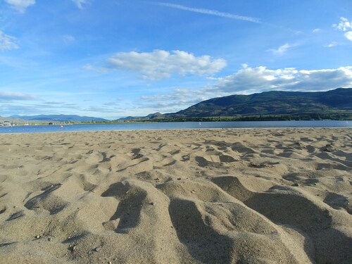 Sandcastle Cottage on Osoyoos Lake  Prime location, family friendly.