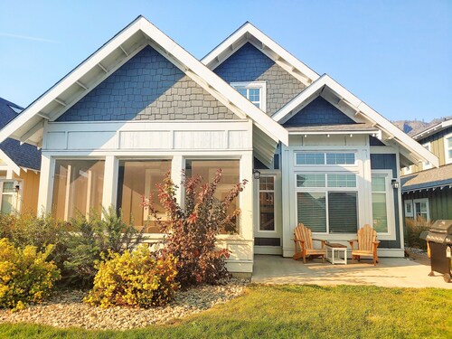 Sandcastle Cottage on Osoyoos Lake  Prime location, family friendly.
