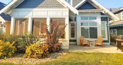 Sandcastle Cottage on Osoyoos Lake Prime location, family friendly.