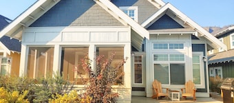 Sandcastle Cottage on Osoyoos Lake Prime location, family friendly.