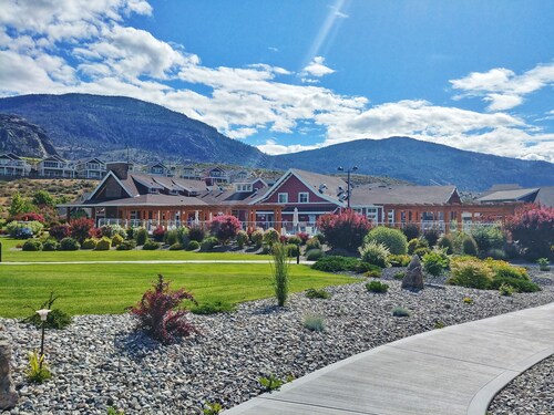 Sandcastle Cottage on Osoyoos Lake  Prime location, family friendly.