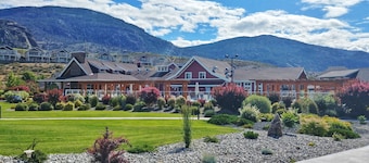 Sandcastle Cottage on Osoyoos Lake Prime location, family friendly.