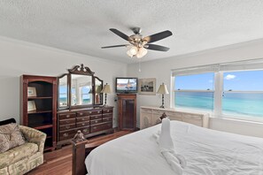 4 slaapkamers, een strijkplank/strijkijzer, gratis wifi, beddengoed