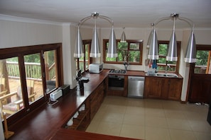 House, Multiple Bedrooms | Private kitchen | Full-size fridge, oven, stovetop, electric kettle - Mar Azul 16 (Ponta d'Ouro)