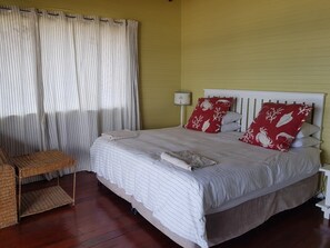 6 habitaciones, escritorio y ropa de cama 