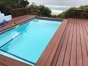 Utomhuspool och solstolar