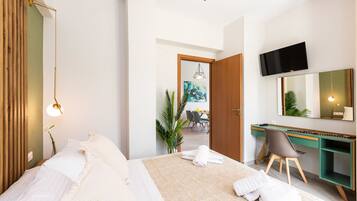 Apartment, 1 Schlafzimmer, eingeschränkter Meerblick | Schreibtisch, schallisolierte Zimmer, Bügeleisen/Bügelbrett