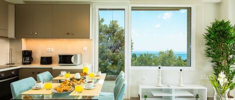 Appartement, 1 slaapkamer, uitzicht op zee | Privékeuken | Een koelkast/vriezer, een magnetron, een oven