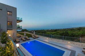 Outdoor pool, pool umbrellas, sun loungers - Vigla Suites (Rethymno)