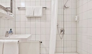 Shower, hair dryer, towels, soap - Hotel Am Kupferhammer (Tuebingen)