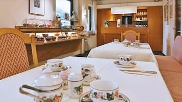 Tägliches inbegriffenes kontinentales Frühstück