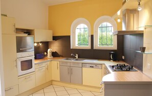 Réfrigérateur, micro-ondes, plaque de cuisson, lave-vaisselle