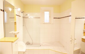 Combined shower/tub