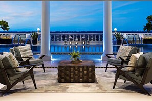 Pool - Luxury Stylish Top Floor & Stunning Views, Marvel Themed Room, XBoxOne (Reunion)