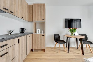 Studio Suite (13B) | Private kitchenette | Fridge, stovetop, dishwasher, electric kettle - Apartinfo Apartments Waterlane Island (Gdansk)