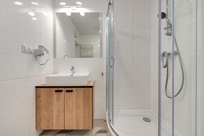 Suite Studio (13B) | Salle de bain | Douche, sèche-cheveux, serviettes fournies