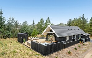 Exterior - 3 bedroom lovely home in Blåvand (Blåvand)