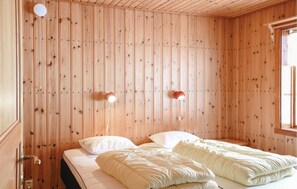 2 bedrooms, travel crib, free WiFi