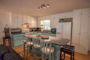 Fridge, microwave, oven, stovetop - Roxy's Riverfront Playhouse on the New River - Fire Pit (Crumpler)