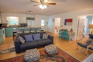 TV, video games, DVD player, table tennis - Roxy's Riverfront Playhouse on the New River - Fire Pit (Crumpler)