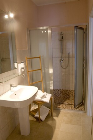 Shower, rainfall showerhead, hair dryer, bathrobes - B&B Le Antiche Cisterne (Tremestieri Etneo)