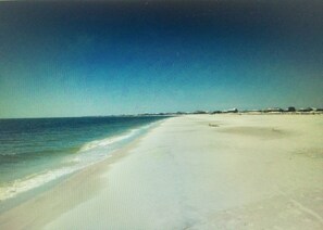 Rannalla, aurinkotuoleja, rantapyyhkeitä