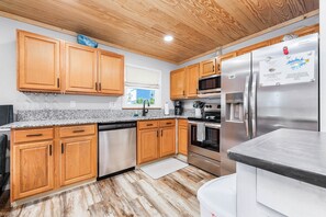 Fridge, microwave, oven, stovetop - Private Beach for Community. Walking Distance to the Pier. SNOWBIRDS WELCOME! (Navarre)