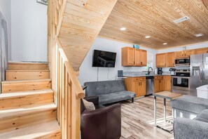 Interior - Private Beach for Community. Walking Distance to the Pier. SNOWBIRDS WELCOME! (Navarre)