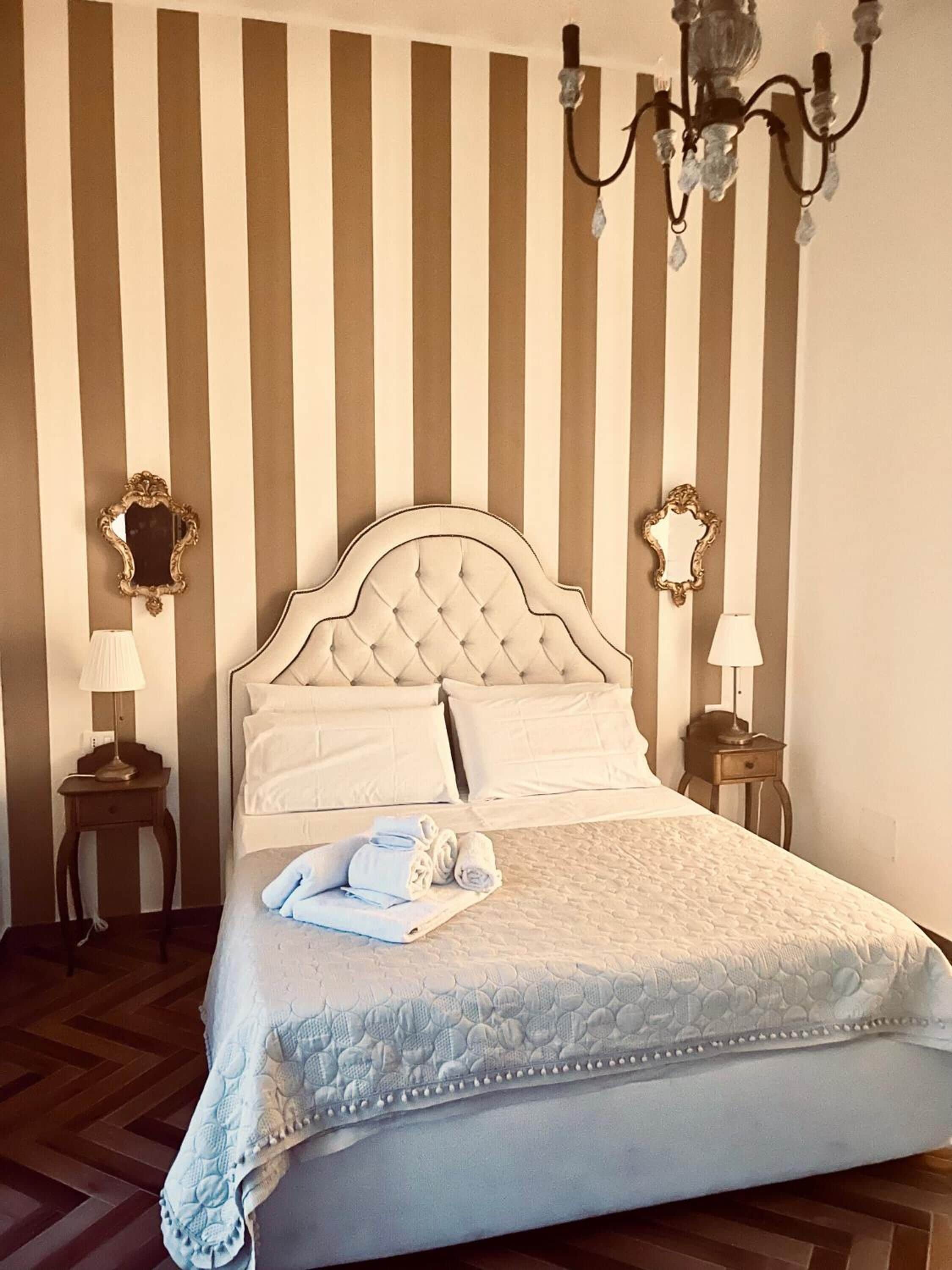 Minibar, Zimmersafe, Schreibtisch, Verdunkelungsvorhänge