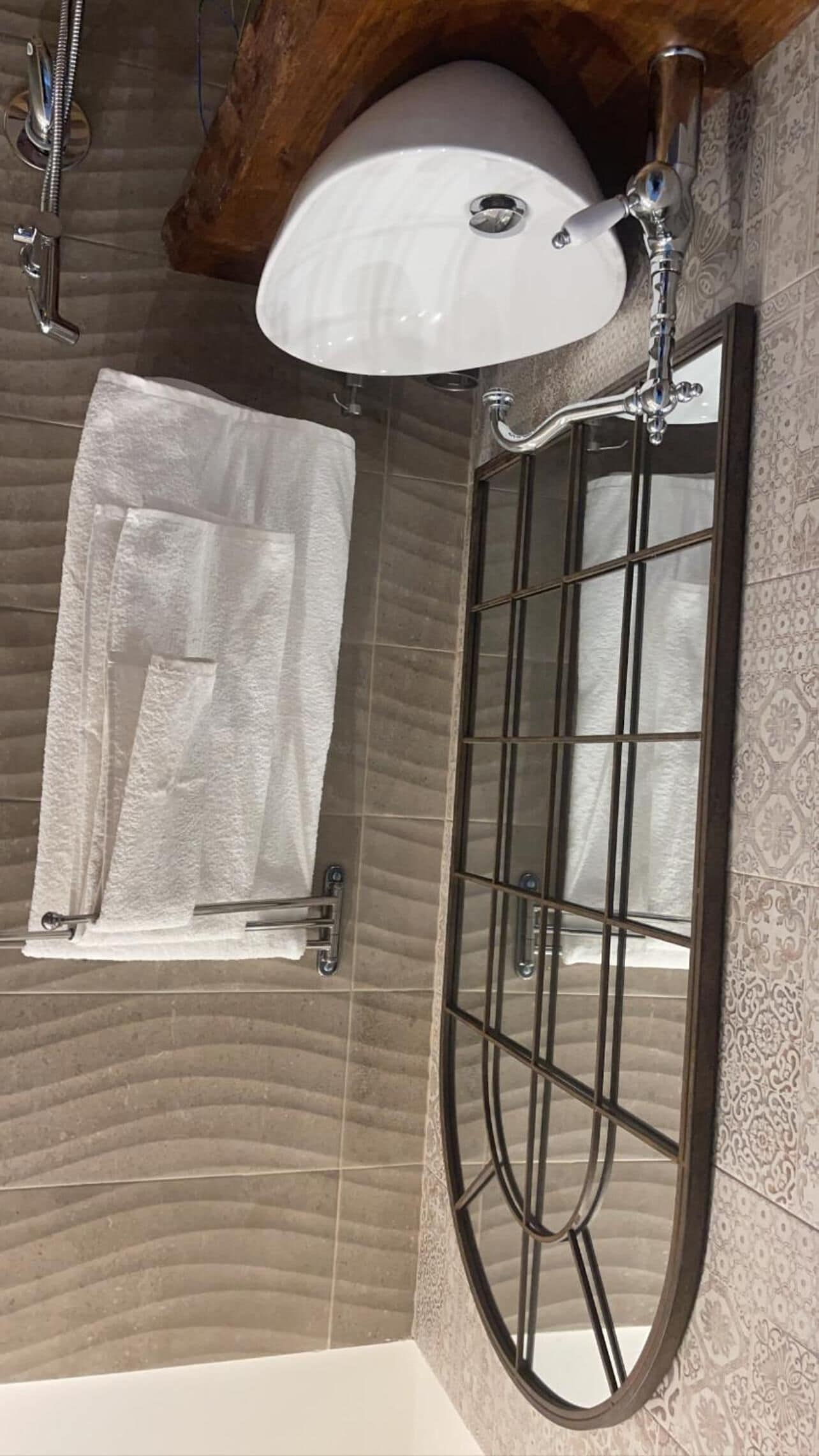 Une salle de bain avec une baignoire, des toilettes et une douche.