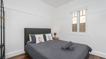 5 habitaciones, escritorio y tabla de planchar con plancha