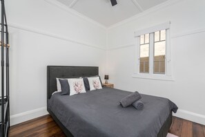 5 habitaciones, escritorio y tabla de planchar con plancha