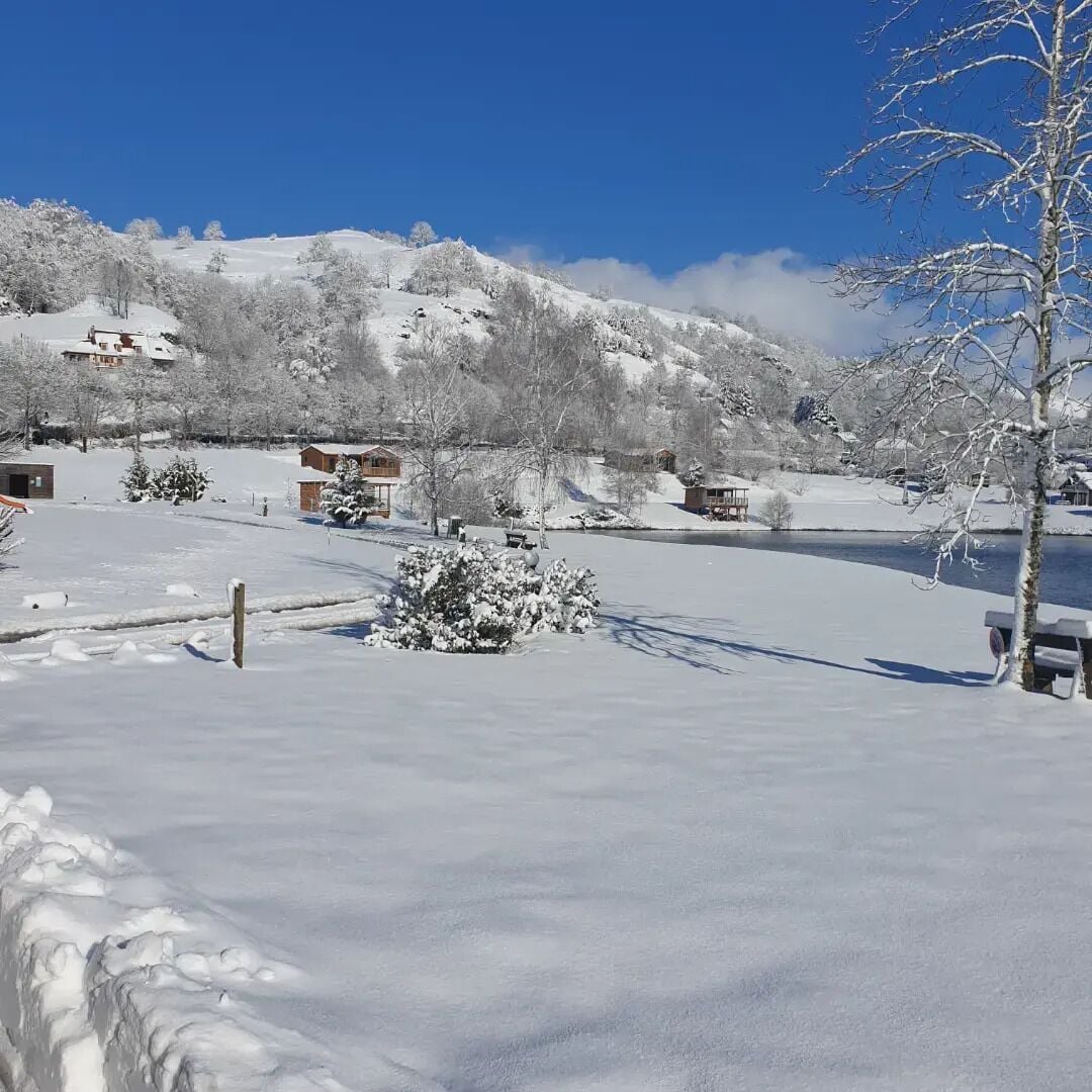 Un paysage enneigé avec des maisons et un ciel dégagé.