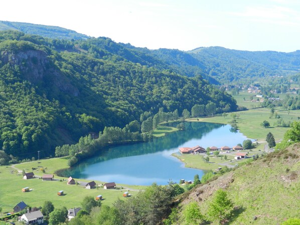 Un pueblo a orillas del lago con casas y un pequeño muelle.